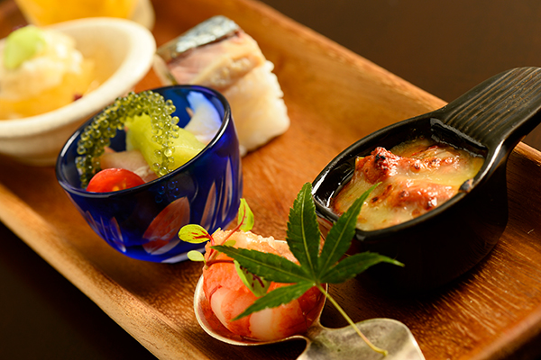 すべてにシェフの優しさと細やかさが感じられるコース料理で、 店内も落ち着いていて至福の時間を過ごすことができます。  お席は、カウンターとテーブル席と多種多様にご利用頂けます。